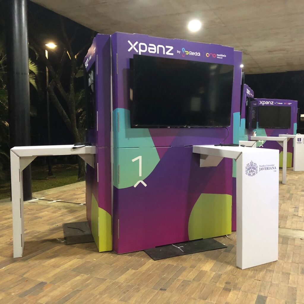 Servicios 8 a colorful machine outside with a few white stands