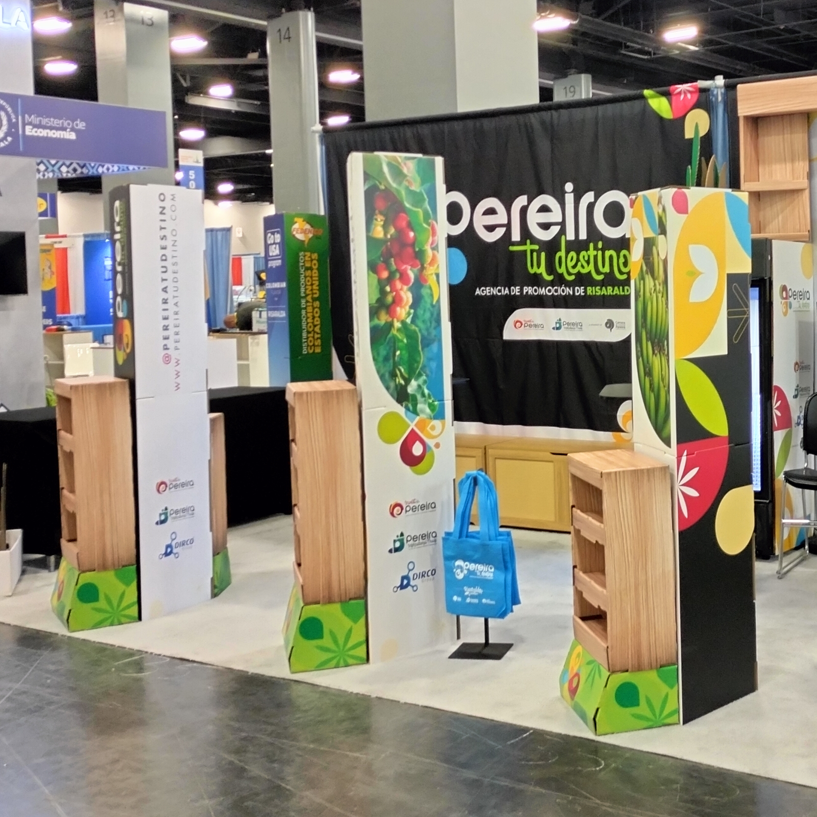 Combo Publicitario Exhibidor + Tótem para Ferias y eventos 3 exhibidor con totem